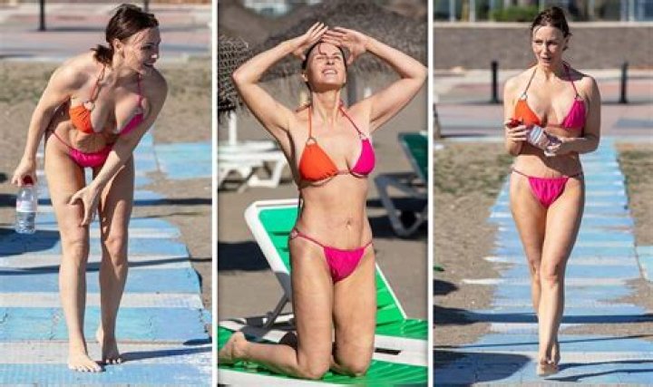 Chanelle Hayes in Bathing Suit Says "Happy International Women’s Day" — Celebwell